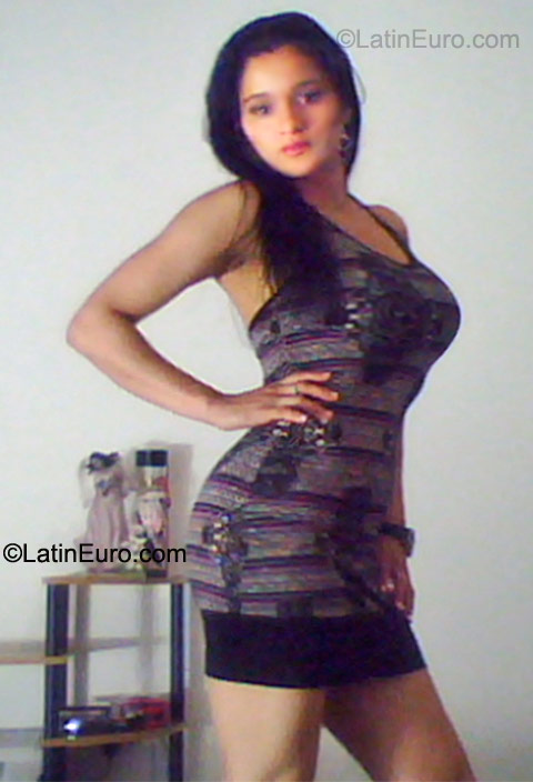 Date this voluptuous Colombia girl Xiomara from Medellin CO8042