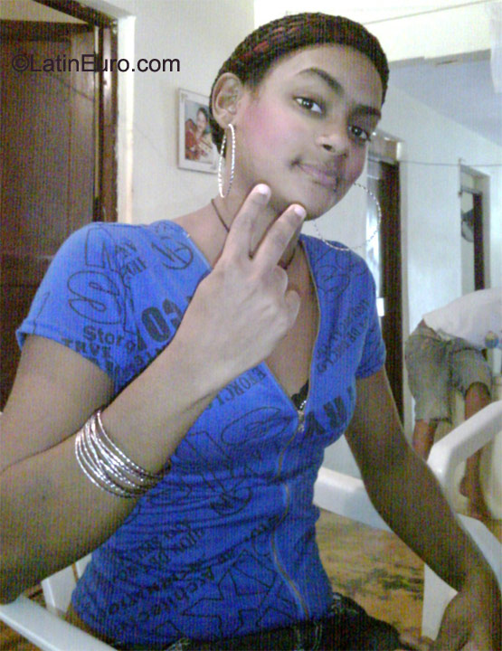 Date this gorgeous Dominican Republic girl Yenni from Santo Domingo DO9439