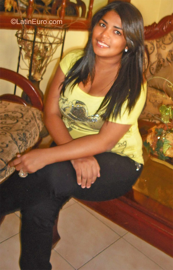 Date this sultry Dominican Republic girl Yinnette from La Vega DO9524