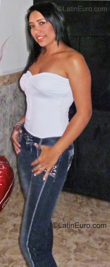 Date this lovely Colombia girl Leslie from Buga CO8222