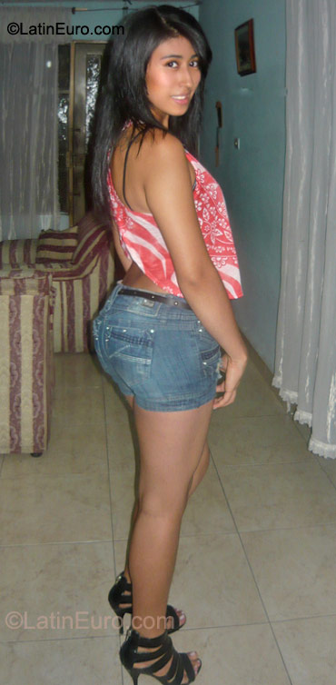 Date this tall Colombia girl Yurani from Cali CO8283