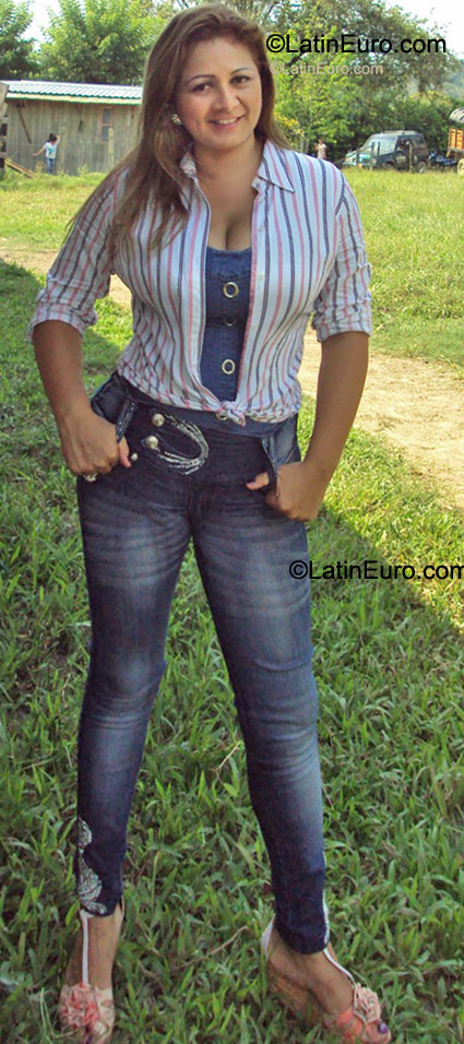 Date this good-looking Colombia girl Luz from Medellin CO8398