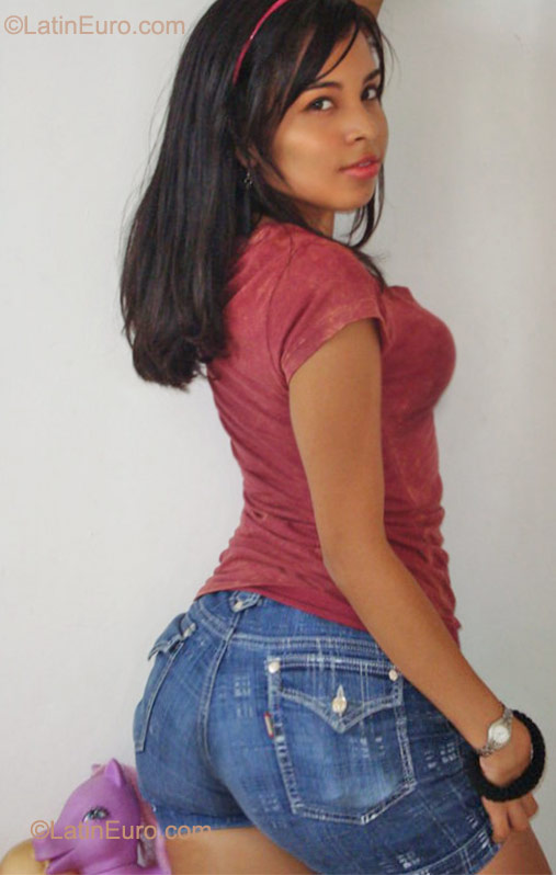 Date this good-looking Colombia girl Carolina from Bogota CO8479