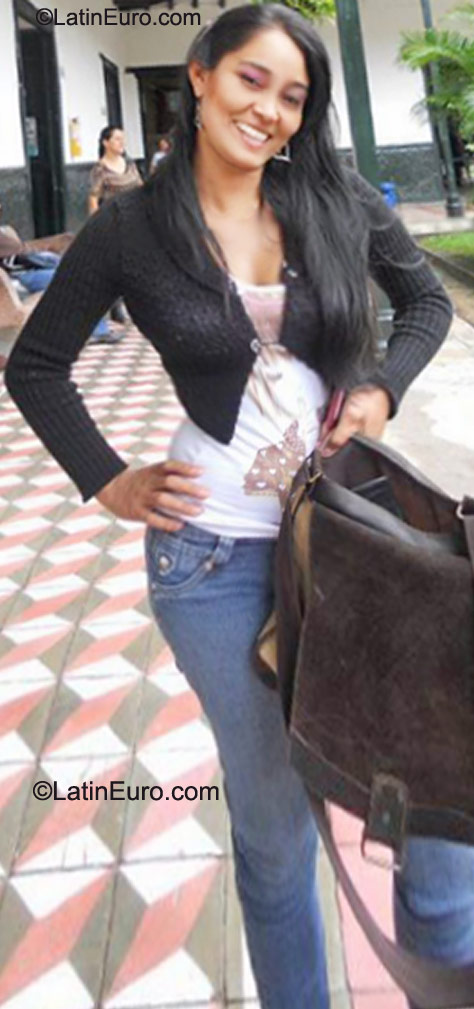 Date this delightful Colombia girl Yesiica from Cali CO8481