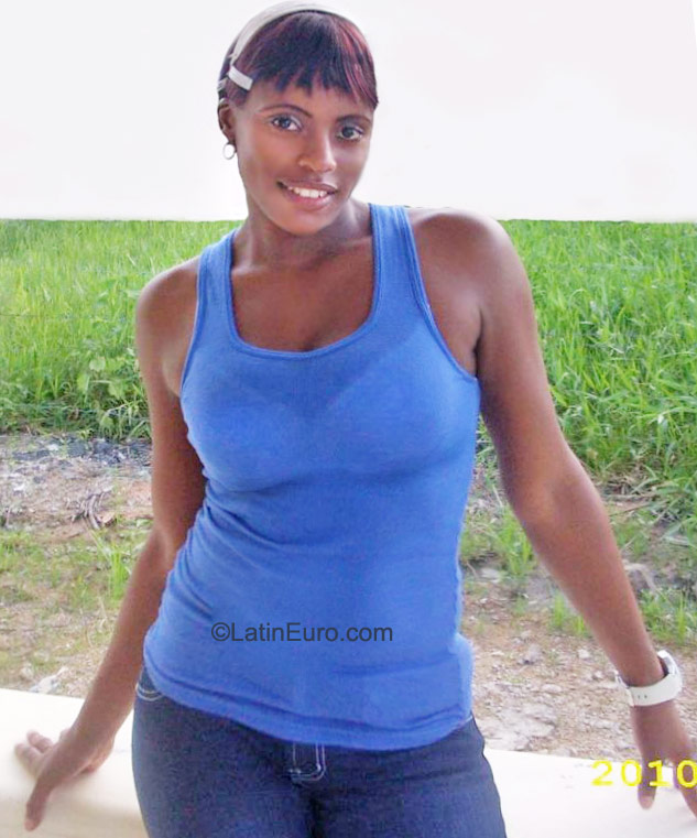 Date this sultry Dominican Republic girl Evi from Hato Mayor DO9939