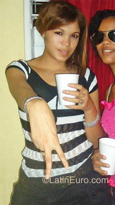 Date this charming Dominican Republic girl Estefani from Santo Domingo DO9965