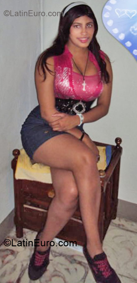 Date this nice looking Colombia girl Luisa Fernanda from Cali CO8801