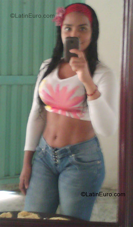 Date this attractive Colombia girl Yera from Cali CO8825
