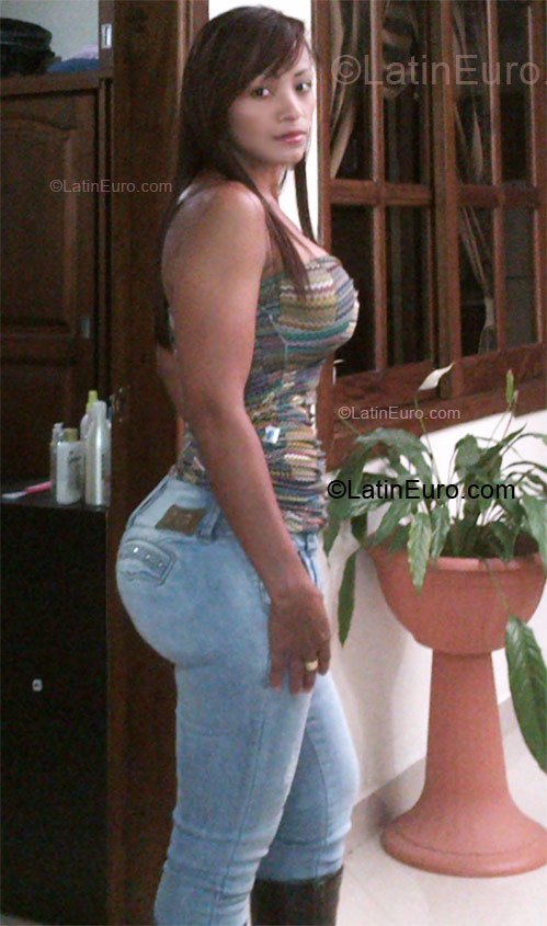 Date this lovely Colombia girl Shaira from Amalfi CO8831