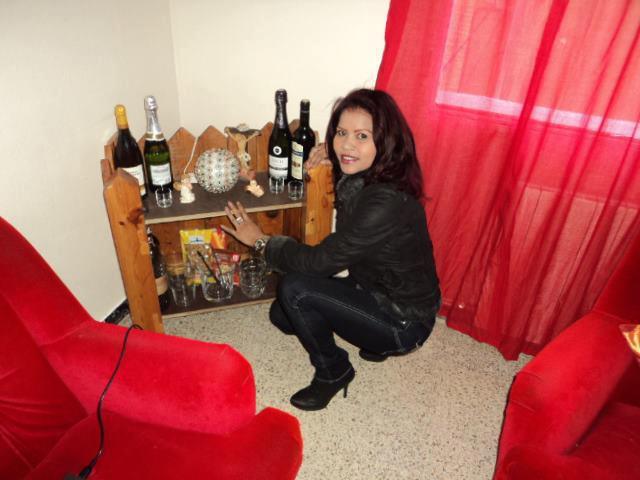 Date this happy Spain girl Yannette from Sevilla ES221