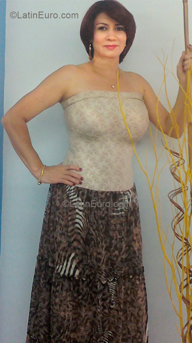Date this nice looking Colombia girl Isdader from Cali CO9042