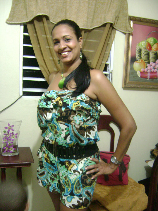 Date this athletic Dominican Republic girl Berenise from Santiago DO10372