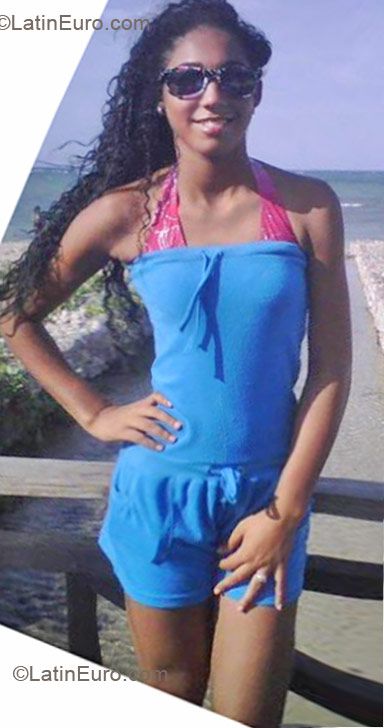 Date this happy Dominican Republic girl Diana from Santiago DO10418