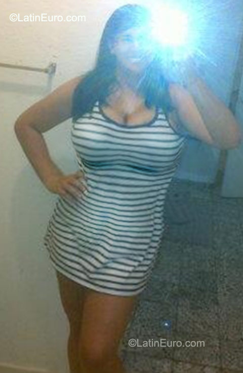 Date this sensual Colombia girl Velena from Santo Domingo CO9497