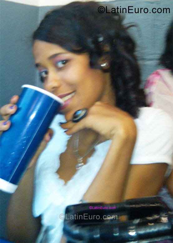 Date this good-looking Dominican Republic girl Yuli from Santo Domingo DO10547