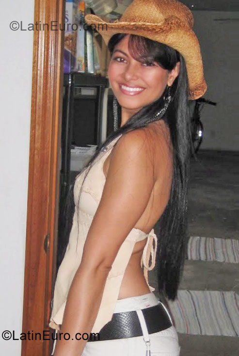 Date this cute Brazil girl Viviany from Medina BR6396