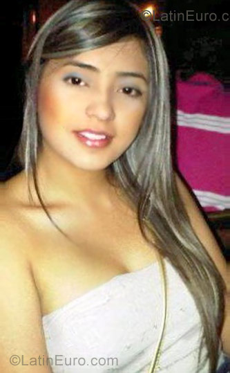 Date this attractive Colombia girl Lorena from Medellin CO9570