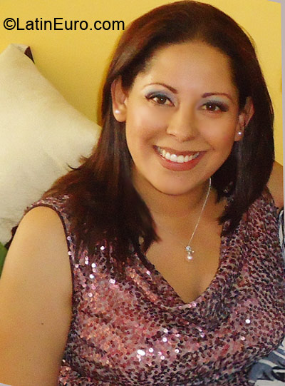 Date this attractive Colombia girl Xiomara from Bogota CO9840