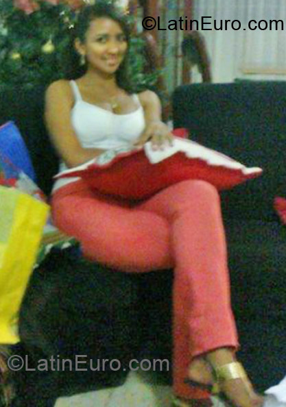 Date this happy Colombia girl Cristina Isabel from Cali CO9883
