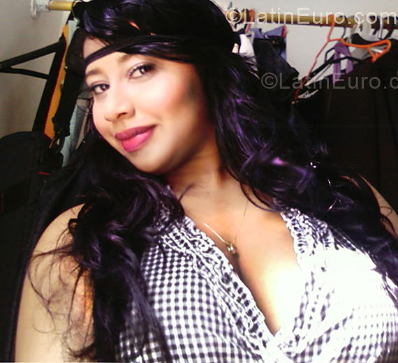 Date this happy Colombia girl Paola from Barranquilla CO9934