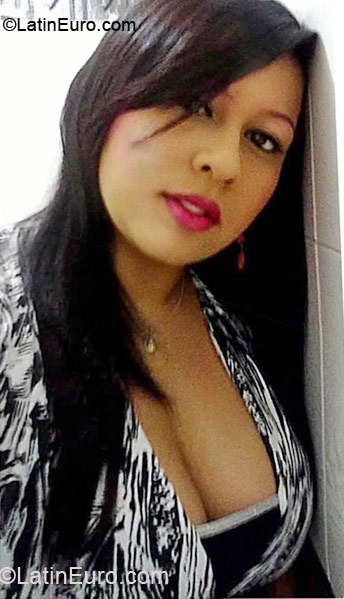 Date this good-looking Colombia girl Johana from Palmira CO9943