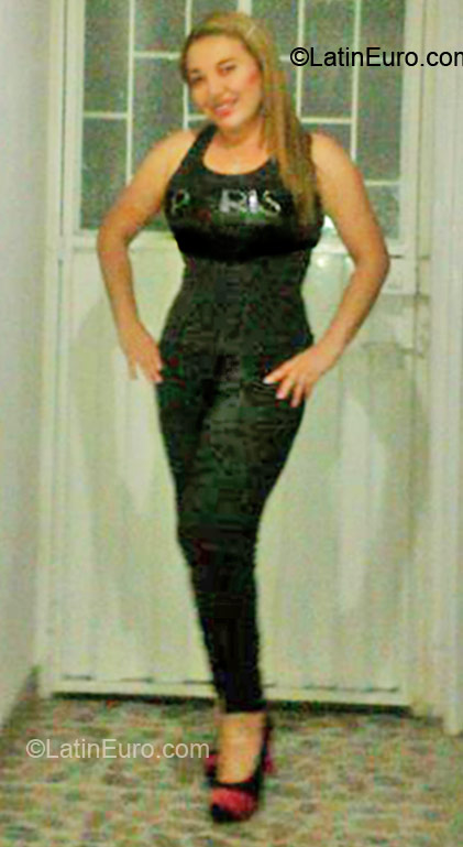 Date this hard body Colombia girl Luz Adriana from Bogota CO10003