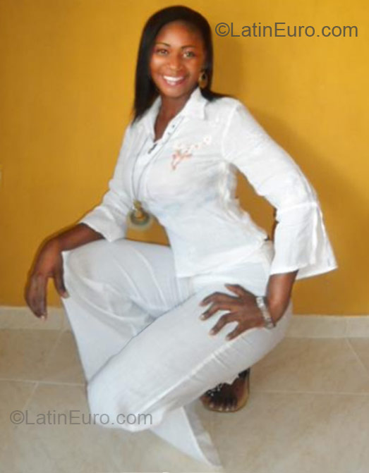 Date this happy Colombia girl Maria from Cali CO10021