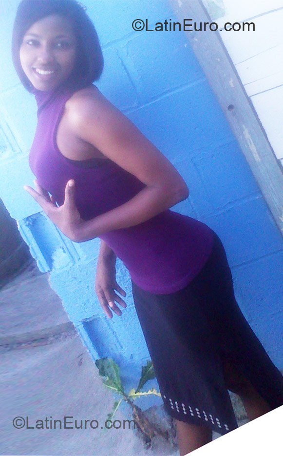 Date this pretty Dominican Republic girl Naiorbi from Santo Domingo DO10921