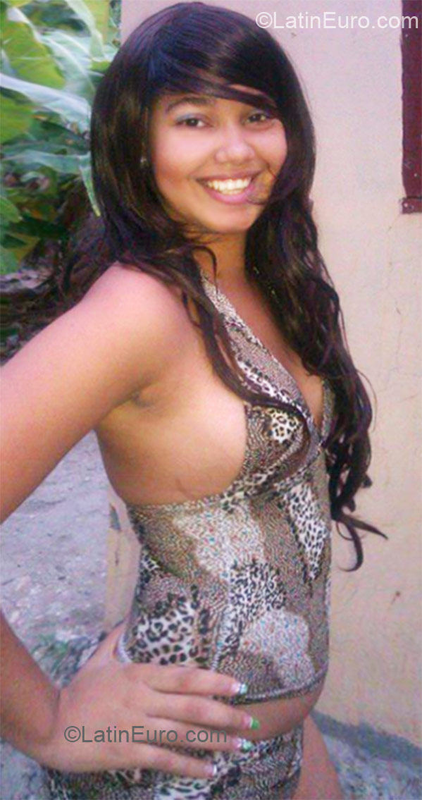 Date this happy Dominican Republic girl Katherine from Santo Domingo DO10936
