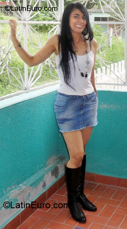 Date this nice looking Colombia girl Mary from Bogota CO10198