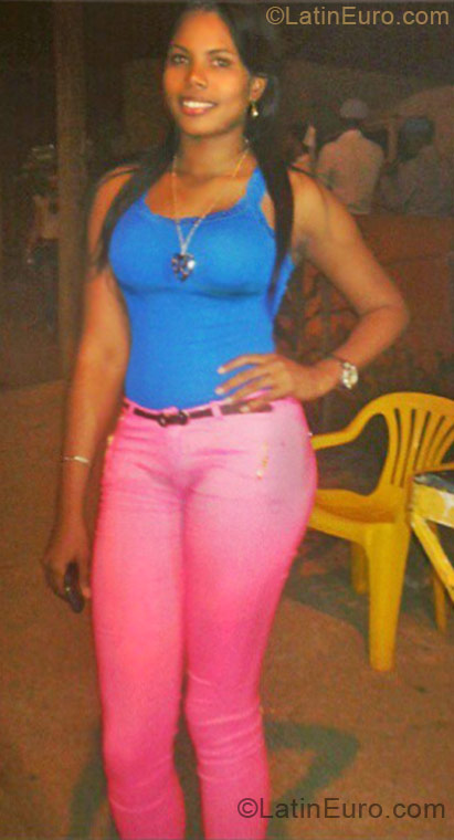 Date this pretty Dominican Republic girl Glenis from Santiago DO11109