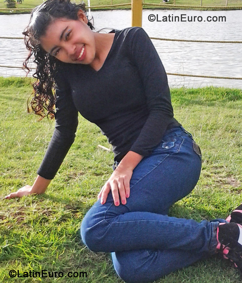 Date this beautiful Colombia girl Maria Alejandra from Bogota CO10420