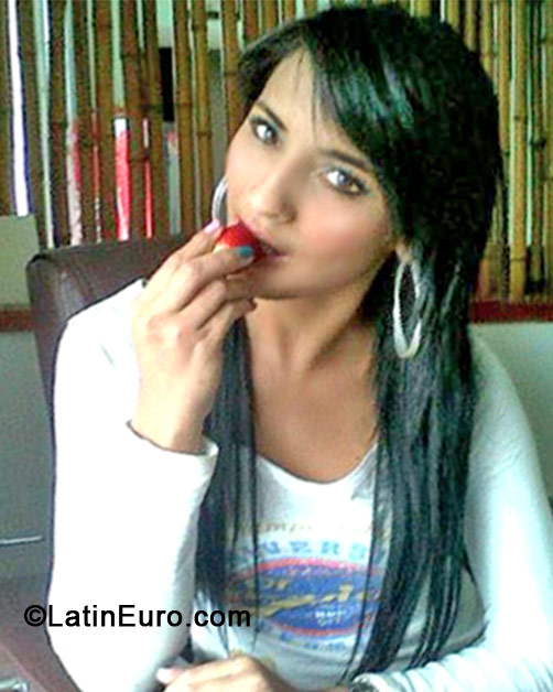 Date this voluptuous Colombia girl Leisi from Barranquilla CO10580