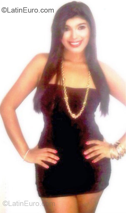 Date this attractive Colombia girl Laura from Barranquilla CO10643