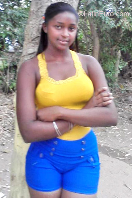 Date this attractive Dominican Republic girl Estefany from Santiago DO11792