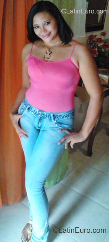 Date this athletic Dominican Republic girl Sany from Santo Domingo DO11722