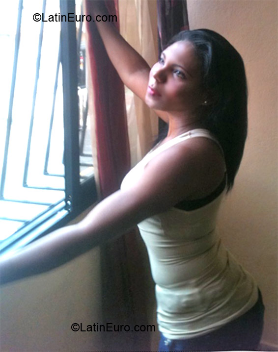 Date this nice looking Dominican Republic girl Belky from Santo Domingo DO11796