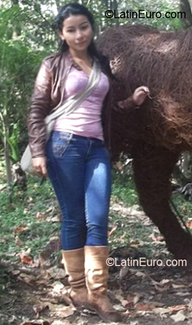 Date this attractive Colombia girl Isabell from Bogota CO10877