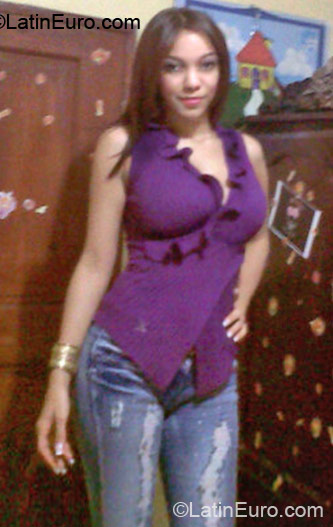 Date this charming Dominican Republic girl Walkiris from santiago DO11957