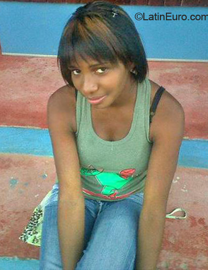 Date this tall Dominican Republic girl Yovi from Higuey DO23016