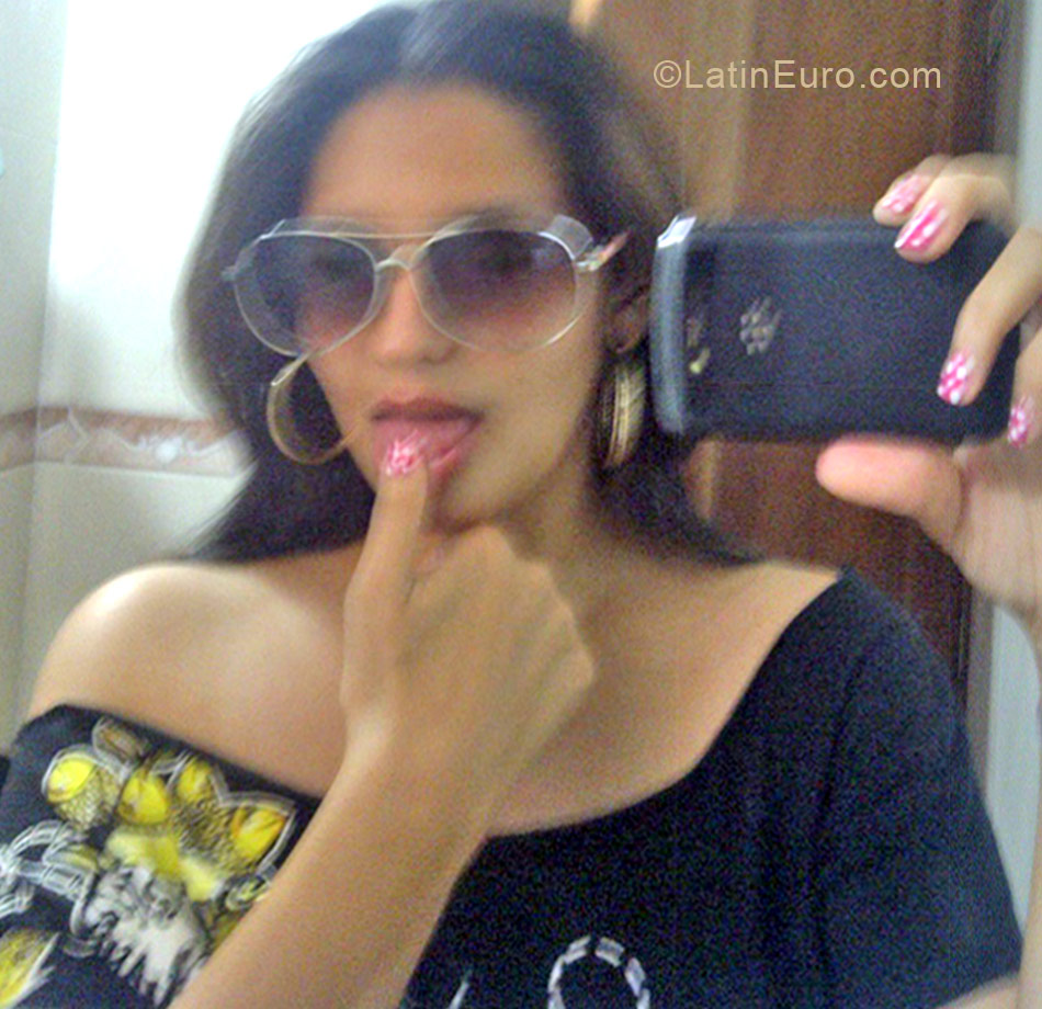 Date this athletic Dominican Republic girl Kiki from Santo Domingo DO12372