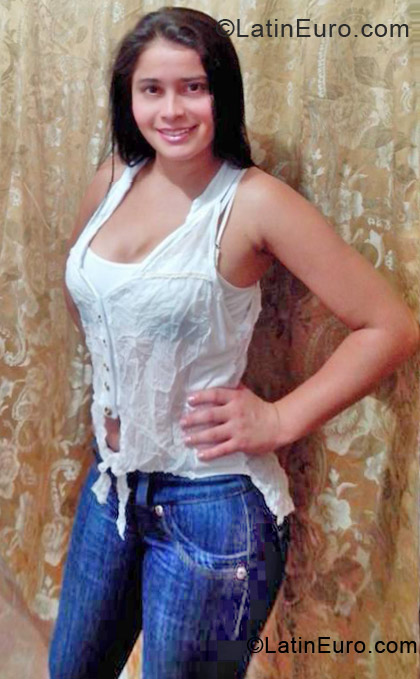 Date this nice looking Colombia girl Nikol from Cali CO11369