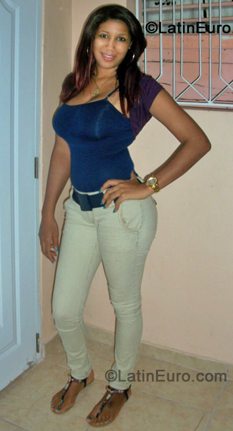 Date this athletic Dominican Republic girl Ariela from Santiago DO13399