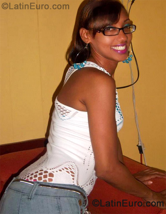 Date this pretty Dominican Republic girl Wendy from Italia DO13583