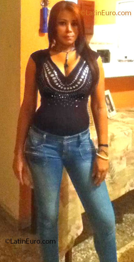 Date this athletic Dominican Republic girl Esmeralda from Santo Domingo DO13972