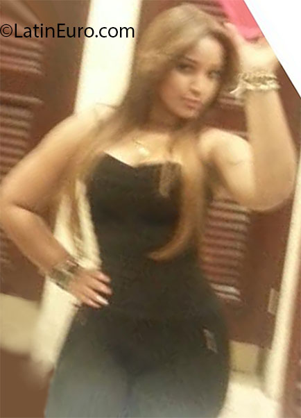 Date this foxy Dominican Republic girl Massyell from Santo Domingo DO14398