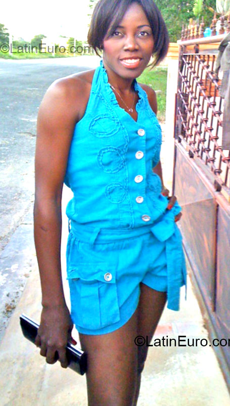 Date this happy Dominican Republic girl Elva from Santo Domingo DO14581