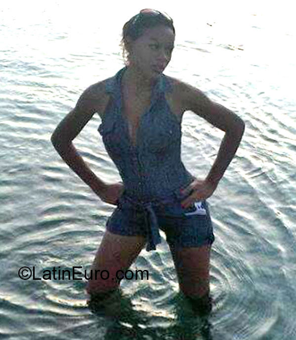 Date this beautiful Dominican Republic girl Fernanda from Santo Domingo DO15075