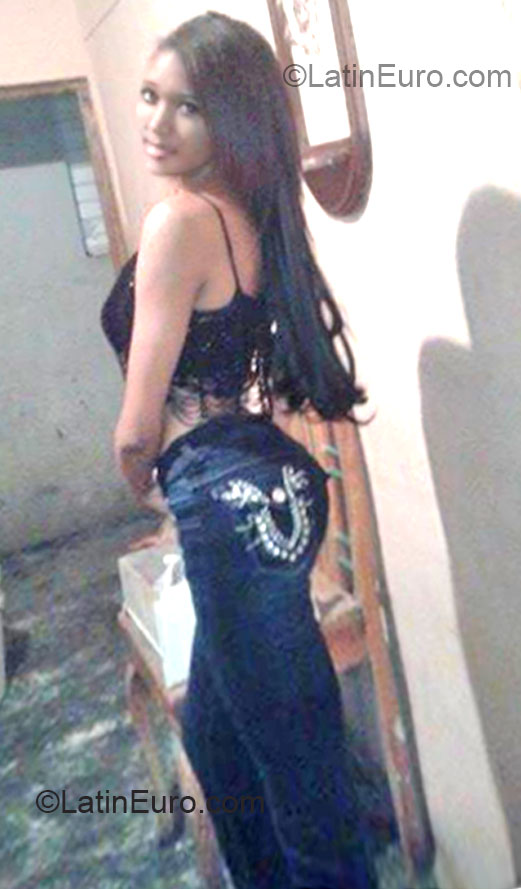 Date this pretty Dominican Republic girl Karina from Santo Domingo DO15185