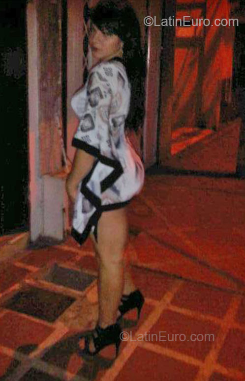 Date this attractive Colombia girl Carolina from Cali CO12653